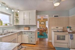 cocina con electrodomésticos blancos y comedor en Charming Oswego Cottage Rental on Orchard!, en Oswego