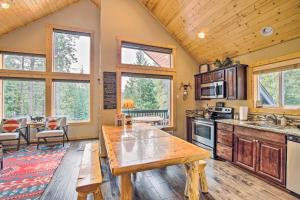 Gallery image of Ronald Cabin with Private Hot Tub Near Lake and Trails in Ronald