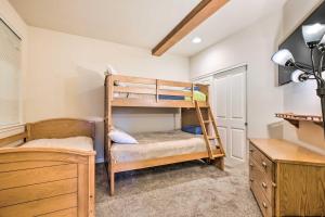 a bedroom with two bunk beds and a desk at Kouls Retreat Condo 2 Mi to Lake Wenatchee in Leavenworth