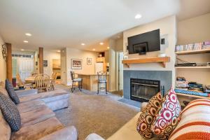 - un salon avec un canapé et une cheminée dans l'établissement Kouls Retreat Condo 2 Mi to Lake Wenatchee, à Leavenworth