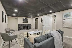ein Wohnzimmer mit einem Sofa und einem Kamin in der Unterkunft Modern Apartment 6 Mi to Stone Mountain Park in Stone Mountain
