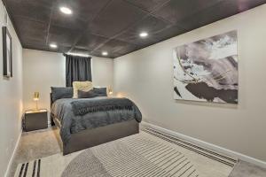 ein Schlafzimmer mit einem Bett und einem Wandgemälde in der Unterkunft Modern Apartment 6 Mi to Stone Mountain Park in Stone Mountain