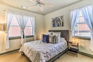 Ένα ή περισσότερα κρεβάτια σε δωμάτιο στο Dwtn Condo 4 Blocks to The Wilmington Riverwalk!