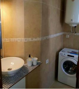 łazienka z umywalką i pralką w obiekcie Beach Apartments Old Town II w mieście Estepona
