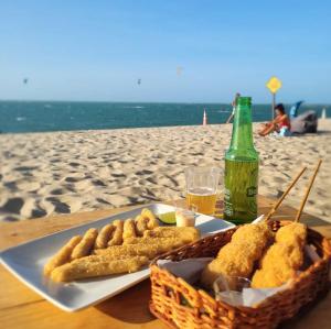 - une table avec une assiette de nourriture sur la plage dans l'établissement Pousada BGK, à Barra Grande