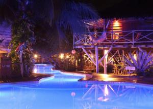 - une piscine avec des lumières bleues la nuit dans l'établissement Pousada BGK, à Barra Grande