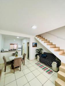 sala de estar con escalera, mesa y sillas en Nossa Casa, Sua Casa 01 - Excelente Localização, en Paraty