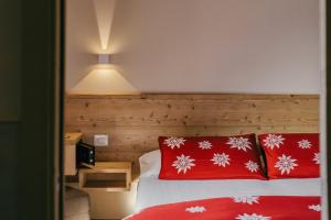 Postel nebo postele na pokoji v ubytování Alpen Chalet - Charme Mountain Hotel -
