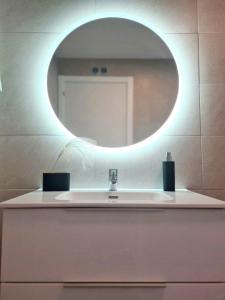 y baño con lavabo y espejo. en Apartamento Nicores Bidasoa en Irún