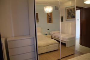 um quarto com um espelho e uma cama num quarto em CASA VACANZE DA RIKI APPARTAMENTO 2 em Peschiera del Garda