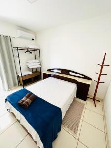 1 dormitorio con 1 cama con manta azul en Nossa Casa, Sua Casa 01 - Excelente Localização, en Paraty