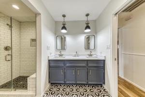 un baño con lavabo y ducha en Riverfront Oasis 1, en Liberty Hill 41 fotos más