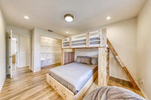 een slaapkamer met een stapelbed en een trap bij Riverfront Oasis 1 in Liberty Hill