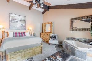 um quarto com uma cama e uma banheira em Flathead Lake Villa - Main Home em Lakeside