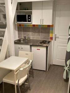 Kuchyňa alebo kuchynka v ubytovaní Appartement T1 Avignon centre