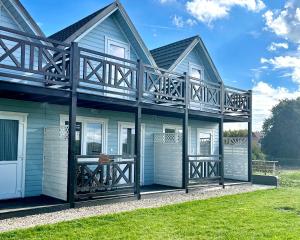 里沃Domki Wachta klimatyzowane z basenem, jacuzzi, bezpłatny parking的侧面有露台的房子