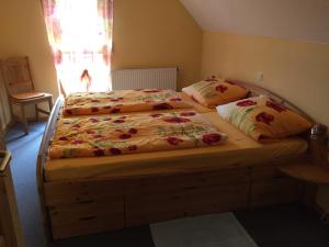 two beds sitting next to each other in a bedroom at Ferienhaus Walther in Erbach