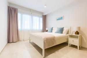 ein weißes Schlafzimmer mit einem Bett und einem Fenster in der Unterkunft Starhost - Mazzini Apartments in Salerno
