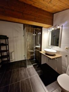 Koupelna v ubytování Gästehaus Geist Inkl, Chiemgau Karte