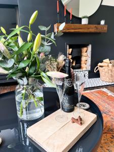 una mesa con dos copas y una botella de vino en Luxury Apartment in the heart of Newcastle centre, en Newcastle