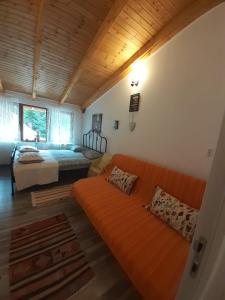Ένα ή περισσότερα κρεβάτια σε δωμάτιο στο Casa Maia Dambovicioara