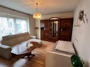 ein Wohnzimmer mit einem Sofa und einem Tisch in der Unterkunft Apartment Colonia in Köln