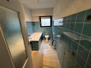 ein Badezimmer mit einer Badewanne, einem Waschbecken und einem WC in der Unterkunft Apartment Colonia in Köln