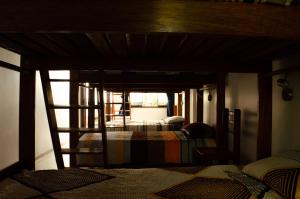 1 dormitorio con 2 literas en una habitación en Irene's House, en Lima