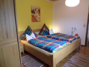 Łóżko lub łóżka w pokoju w obiekcie Ferienwohnung Kraemer