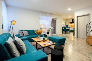馬丁的住宿－Chata pod Martinkami，客厅配有蓝色的沙发和桌子