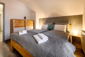1 dormitorio con 1 cama grande y 2 toallas. en Chata pod Martinkami en Martin