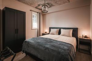Schlafzimmer mit einem großen Bett mit einem schwarzen Kopfteil in der Unterkunft Hof van Halle in Halle
