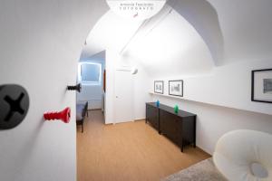 un dormitorio en el ático con un gran techo abovedado en Antica Dimora Lombardi 2, en Bari