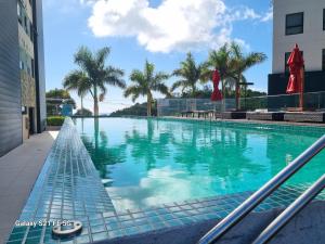 Bazén v ubytování Loft Praia Brava - Itajaí Camboriú piscina e playground nebo v jeho okolí
