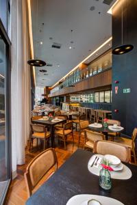 Um restaurante ou outro lugar para comer em Qoya São Paulo Paulista, Curio Collection by Hilton