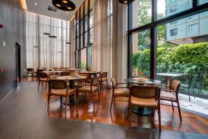 Uma área de estar em Qoya São Paulo Paulista, Curio Collection by Hilton