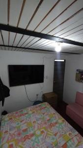 1 dormitorio con 1 cama y TV de pantalla plana en Apartamento Cómodo y Familiar, en Medellín