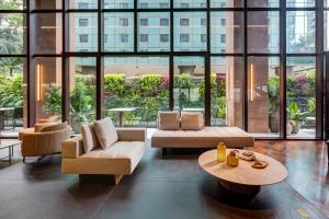 Uma área de estar em Qoya São Paulo Paulista, Curio Collection by Hilton