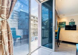 Zimmer mit Balkon und Glasschiebetür in der Unterkunft Luxury Apartment, Near V&A Waterfront and CPT Stadium in Kapstadt + 32 Fotos