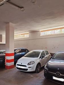 格拉納達的住宿－PISO EL SERRALLO，停放在停车库的一组汽车