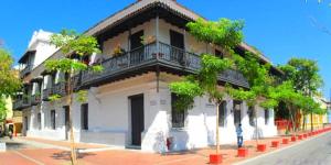 un edificio con balcón en el lateral de una calle en Céntrico-A pie del mar y del Casco histórico+A/C, en Santa Marta