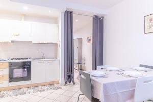 a kitchen with a table with two plates on it at [Esclusivo Loano centro] mare a 50 mt + Wi-Fi in Loano +8 photos