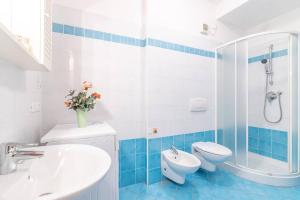 a blue and white bathroom with a sink and a toilet at [Esclusivo Loano centro] mare a 50 mt + Wi-Fi in Loano