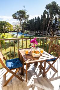 einen Holztisch mit einer Schale Obst auf dem Balkon in der Unterkunft Enjoy La Carihuela Beach at 4 Min.Terrace & Pool. in Torremolinos