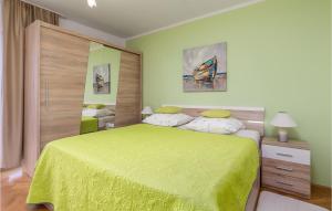 Katil atau katil-katil dalam bilik di 3 Bedroom Amazing Home In Kastav