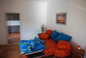 ミヒェルシュタットにあるFerienhaus Kaffenbergerのリビングルーム(赤いソファ、青い枕付)