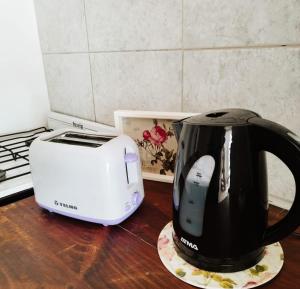 a coffee maker and a toaster sitting on a counter at Centro Rio Gallegos in Río Gallegos