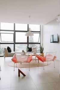 聖薩爾瓦多的住宿－Wabi Salvi Apartment-A senses experience.，客厅配有两把椅子和一张桌子