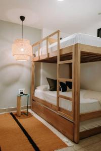 Krevet ili kreveti na kat u jedinici u objektu Wabi Salvi Apartment-A senses experience.