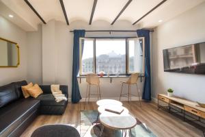 バルセロナにあるテンデンシー アパートメントツ 5のリビングルーム(ソファ、テーブル付)